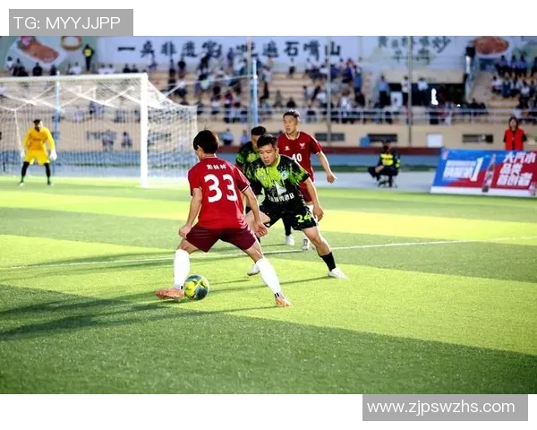 足球明星婷婷的真实身份揭秘她在绿茵场上的传奇故事与成就