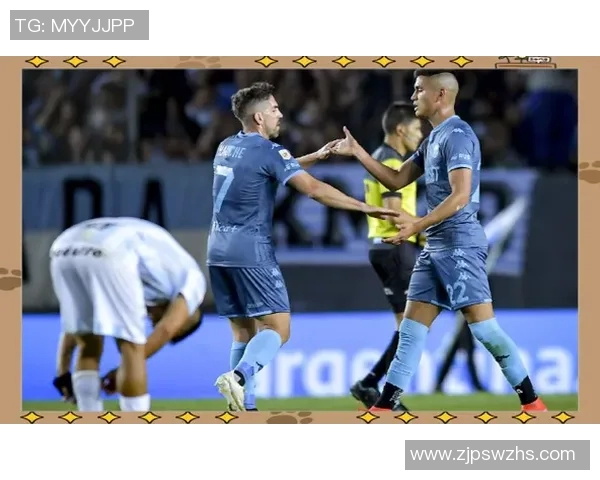 足球明星与其他球员的激烈对抗赛场瞬间回顾与精彩分析