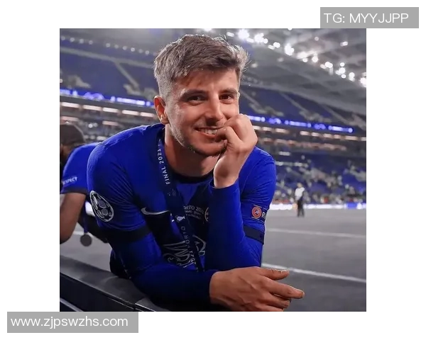 足球明星的儿子颜值爆表引发网友热议成新一代小帅哥